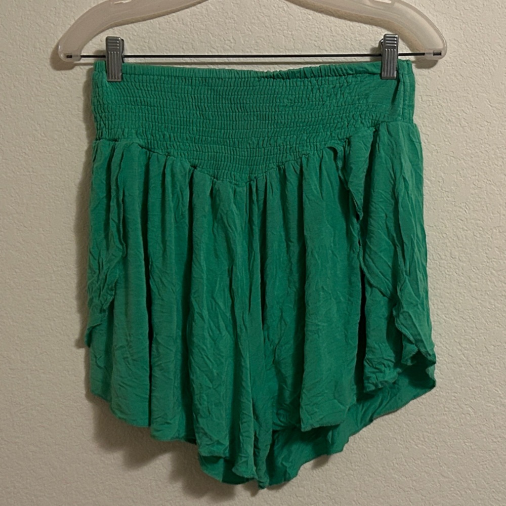 Green flowy short